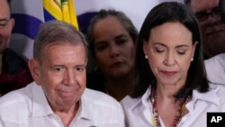 Los opositores María Corina Machado y Edmundo González ofrecen una conferencia de prensa en Caracas, el 29 de julio de 2014