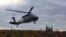 Black Hawk ուղղաթիռը թռչում է Լետնա այգուց 2023 թվականի նոյեմբերի 17-ին Չեխիայի Պրահայում «Նվեր Պուտինին» նախագծի շնորհանդեսից հետո