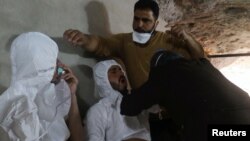 Des secouristes aident les habitants touchés à respirer après une attaque dans le village de Khan Sheikhoun, en Syrie, le 4 avril 2017. 