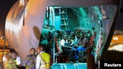 Des évacuée du Soudan sont assis à l'intérieur d'un avion militaire à leur arrivée à l'aéroport international Jomo Kenyatta de Nairobi, au Kenya, le 24 avril 2023.