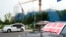 2023年8月17日，在北京郊区正在建设中的碧桂园·和世界项目附近，一辆挂着“碧桂园业主维权车”标语的汽车停在业主们露营的地方。此前，这家大型房地产开发商未能偿还数千亿人民币的债务，引发了人们对房地产行业财务状况不稳定及其对举步维艰的中国经济影响的担忧。