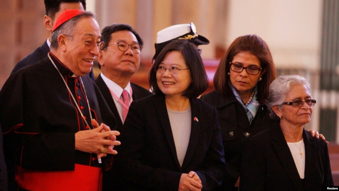 FILE - Archbishop of Tegucigalpa Cardinal Oscar Andres Rodriguez Maradiaga (L) talks to Taiwan's President Tsai Ing-wen (C) during a visit to the Suyapa Cathedral in Tegucigalpa, Honduras Jan. 9, 2017. 