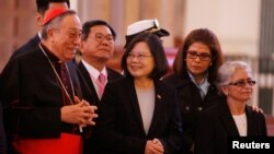 FILE - Archbishop of Tegucigalpa Cardinal Oscar Andres Rodriguez Maradiaga (L) talks to Taiwan's President Tsai Ing-wen (C) during a visit to the Suyapa Cathedral in Tegucigalpa, Honduras Jan. 9, 2017. 