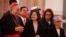 El arzobispo de Tegucigalpa, cardenal Oscar Andrés Rodríguez Maradiaga (izq.) habla con la presidenta de Taiwan Tsai Ing-wen (centro) durante una visita a la Catedral de Suyapa, en Tegucigalpa, Honduras. Enero. 9, 2017. 