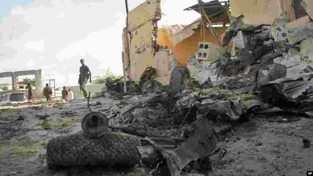 Un soldat somalien observe la scène de l&#39;attentat à la voiture piégée perpétré par Al-Shabaab dans la capitale Mogadiscio, Somalie, 21 juin 2015. &nbsp;