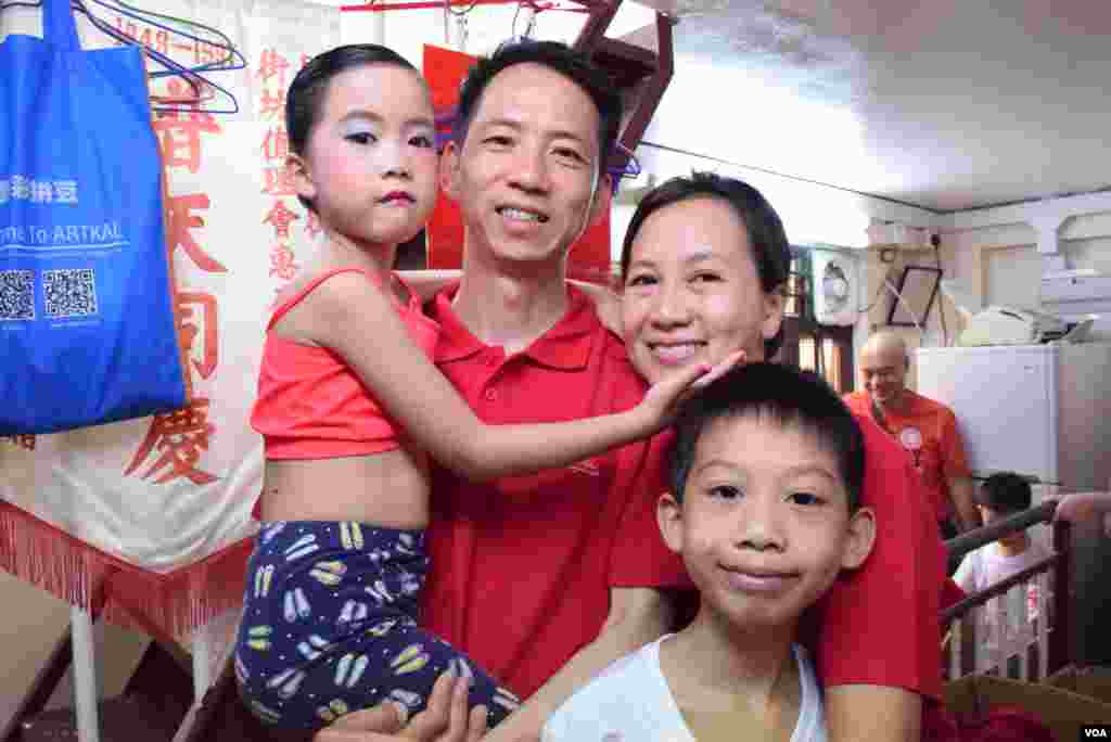 扮演著名電視藝人汪明荃的6歲小女孩林睿與父母及哥哥。(美國之音記者湯惠芸拍攝)