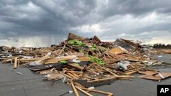 Los escombros de una casa yacen al noroeste de Omaha, Nebraska, el viernes 26 de abril de 2024, después de que una tormenta pasó por el área. 