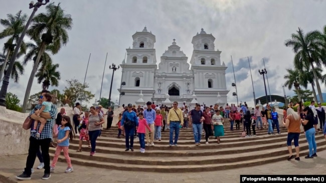 La Basílica de Esquipulas, hogar del Cristo Negro en Guatemala, se convierte cada enero en el corazón de una profunda devoción. [Fotografía Basílica de Esquipulas]