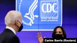 Wakil Presiden AS Kamala Harris dan Presiden Joe Biden menerima kabar terbaru tentang pandemi COVID-19 selama kunjungan ke Pusat Pengendalian dan Pencegahan Penyakit (CDC) di Atlanta, Georgia, AS, 19 Maret 2021. (Foto: REUTERS/Carlos Barria)