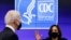 Wakil Presiden AS Kamala Harris dan Presiden Joe Biden menerima kabar terbaru tentang pandemi COVID-19 selama kunjungan ke Pusat Pengendalian dan Pencegahan Penyakit (CDC) di Atlanta, Georgia, AS, 19 Maret 2021. (Foto: REUTERS/Carlos Barria)