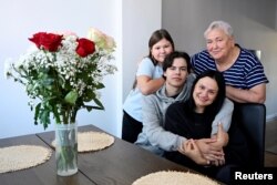 El adolescente ucraniano Roman Biletskyi, de 18 años, se sienta con su madre Svitlana Biletska, de 41 años, su abuela Tatiana Kulida, de 70 años, y su hermana Anna Kormich, de 10 años, durante una reunión con su familia, en Kosice, Eslovaquia, el 21 de octubre de 2024.