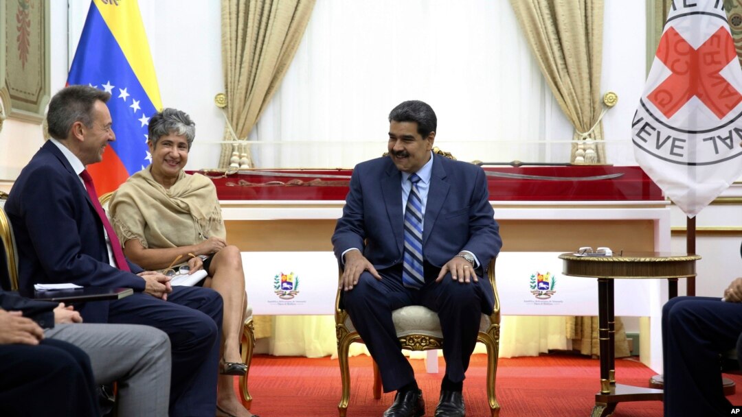 Presiden Venezuela Nicolas Maduro (kanan) menerima Peter Maurer, President Komite Palang Merah Internasional (ICRC) di Caracas 9 April lalu. 