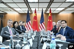 2026년 7월 22일 필리핀 마닐라에서 열린 아세안(ASEAN) 외교장관회의를 계기로 마르코 루비오 미국 국무장관(오른쪽)이 왕이 중국공산당 중앙외사판공실 주임과 회담했다.