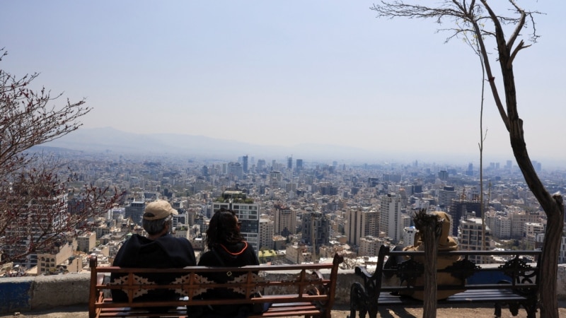 رشد اقتصادی ایران در دی‌ماه منفی شد؛ خدمات زیر فشار قطع اینترنت و اقتصاد زیر سایه جنگ