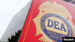 Un cartel con una insignia de la DEA marca la entrada al Museo de la Administración para el Control de Drogas (DEA) de EE. UU. en Arlington, Virginia. [Archivo]