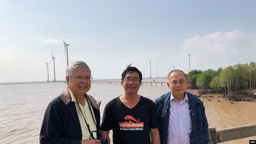 Từ trái, KS Phạm Phan Long Hội Sinh Thái Việt, TS Lê Anh Tuấn Viện Nghiên cứu Biến Đổi Khí Hậu ĐH Cần Thơ, Ngô Thế Vinh trên đường dẫn ra biển đến khu Điện Gió / Windfarm Bạc Liêu. [photo by Lê Phát Quới]