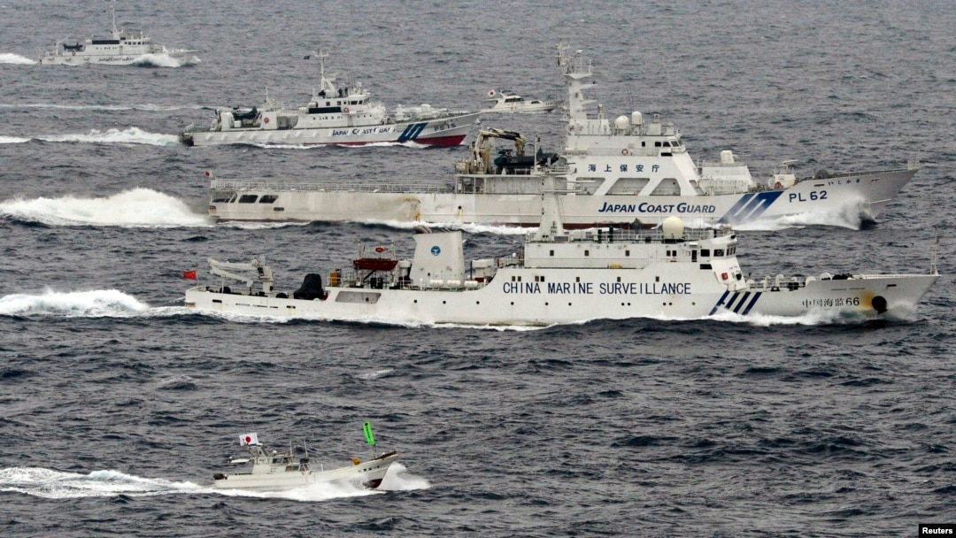 Pesawat pengintai Angkatan Laut China, Haijian No. 66 (tengah) melaju melewati dua kapal penjaga pantai Jepang di sekitar pulau-pulau sengketa di Laut China Timur (foto: dok). 