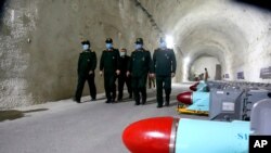8일 이란의 호세인 살라미 혁명 수비대 사령관과 지휘관들이 걸프 연안의 지하 미사일 기지를 사찰하고 있다. 