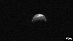 Gambar Asteroid 2005 YU55 yang diambil dari radar teleskop Arecibo Puerto Rico, 2010 (foto: dok). Asteroid 2005 YU55 mendekati bumi Selasa (8/11).