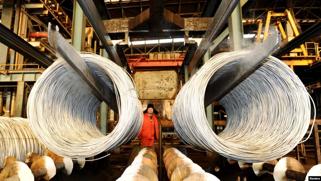 Seorang pekerja berdiri di dekat lini produksi baja nirkarat di Dalian, Provinsi Liaoning, China, 29 Februari 2016. (Foto: Reuters)