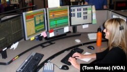 Dispatch supervisor Brenda Faxon at the Willamette Valley 911 Communications Center in Salem, Oregon. (VOA /T. Banse)