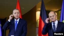 سفر اردوغان به آلمان و کنفرانس مطبوعاتی مشترک با صدراعظم آلمان.