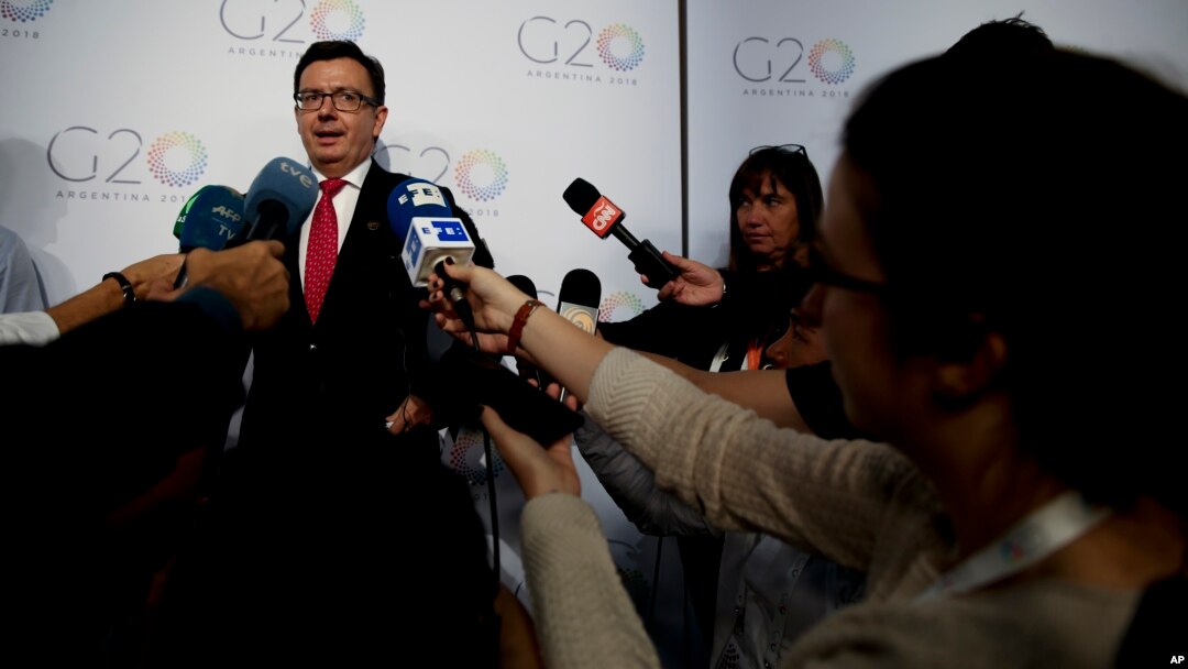 Reporters surround Spanish Economy, Industry and Competitiveness Minister Roman Escolano as he speaks on the sidelines of the G-20 finance ministers and central bankers summit in Buenos Aires, Argentina, March 20, 2018. 