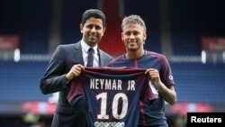 Football - Paris Saint-Germain F.C. - Neymar Jr présenté après la conférence de presse en compagnie du president du PSG Nasser Al-Khelaifi le 4 août 2017 REUTERS/Christian Hartmann
