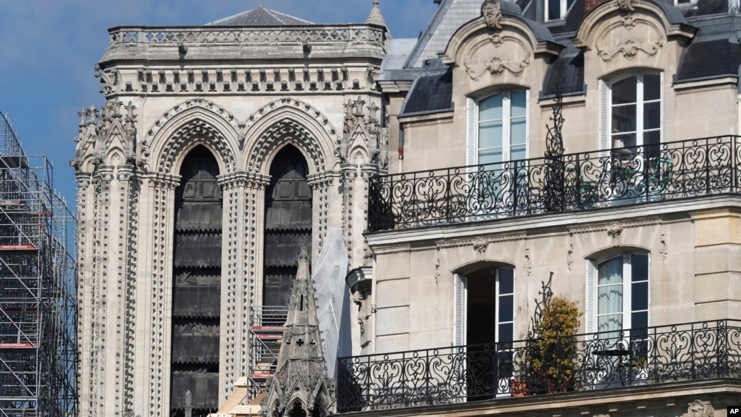 Papan-papan kayu kayu tampak di katedral Notre Dame hari Jumat, 19 April 2019 di Paris. Upaya untuk merestorasi katedral yang telah berusia 800 tahun ini akan memakan biaya miliaran dolar (foto: AP Photo/Thibault Camus)