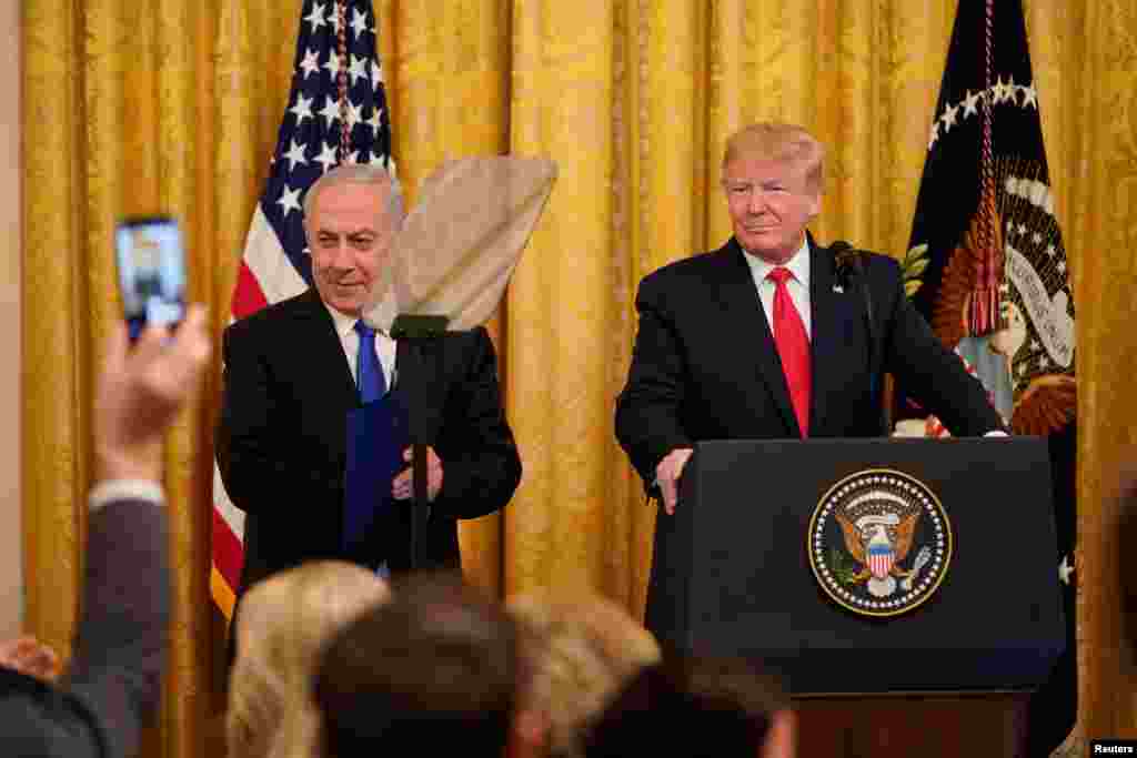 در مراسم رونمایی از طرح صلح خاورمیانه در کاخ سفید، نخست وزیر اسرائیل نیز حضور داشت.&nbsp;