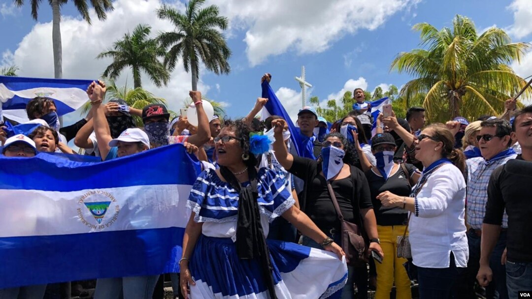 Canadá ha reducido la ayuda directa al gobierno en casi 20 millones de dólares, y el Parlamento Europeo aprobó en marzo una condena enérgica a Nicaragua por violaciones de los derechos humanos. 
