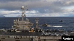 Royal Norwegian Navy Skjold-class Corvette HNOMS Storm dan HNMOS Skudd dan kapal induk Angkatan Laut AS USS Harry S. Truman dalam operasi penerbangan Latihan Militer NATO "Trident Juncture 2018" di lepas pantai Vestfjordern, Norwegia 24 Oktober 2018. (Foto: dok).