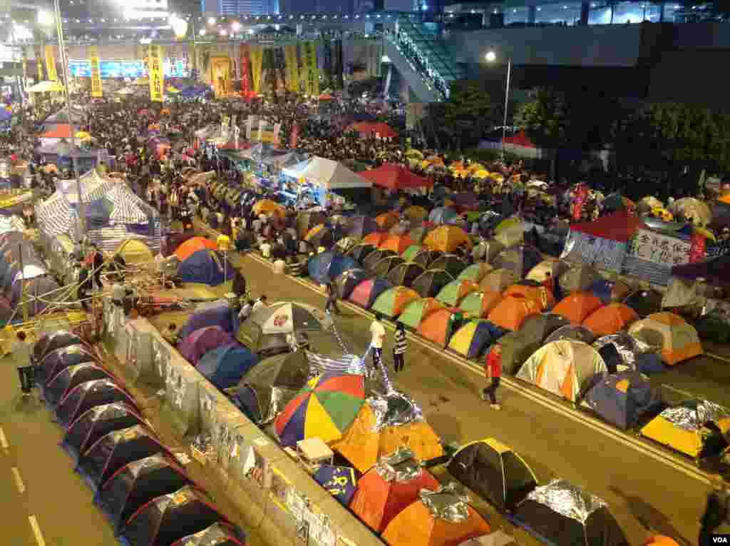 数千香港学生市民在金钟聚会 (美国之音海彦 拍摄)