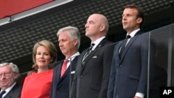 La reine Mathilde et le roi Philippe de Belgique, Gianni Infantino et Emmanuel Macron, de gauche, écoutent les hymnes lors du match France-Belgique, Russie, le 10 juillet 2018