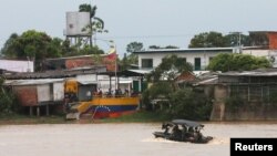 Soldados colombianos patrullan en bote por el río Arauca, frontera entre Colombia y Venezuela, en Arauquita, Colombia, el 27 de marzo de 2021.