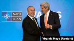 Menteri Luar Negeri AS John Kerry (kanan) bersama Menteri Luar Negeri Turki Mevlut Cavusoglu dalam KTT NATO di Wales (4/9). (Reuters/Virginia Mayo)