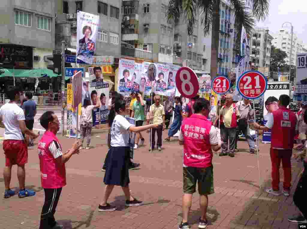 九龙大围地铁站外各政党拉票(美国之音海彦拍摄)