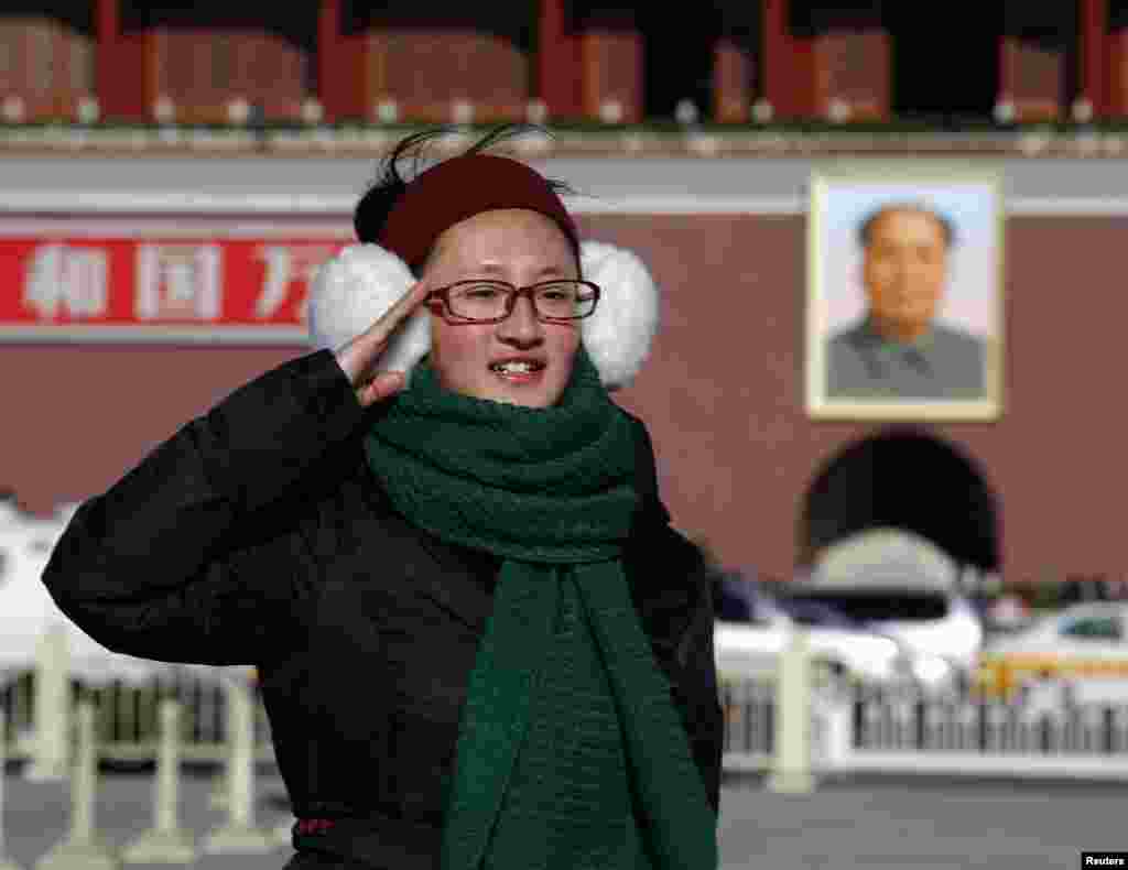 중국 마오쩌둥 전 주석 탄생 120주년을 맞은 26일, 베이징 텐안먼 광장의 마오쩌둥 초상화 앞에서 한 여성이 기념사진을 촬영하고 있다.