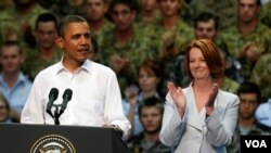 Presiden Barack Obama dan Perdana Menteri Australia Julia Gilard di Pangkalan Militer Angkatan Udara di Darwin, Australia (17/11).