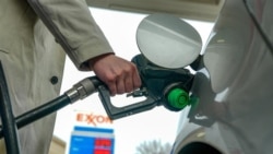 一名男子在华盛顿哥伦比亚特区一家加油站加油。(2026年3月5日)