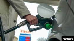 在美国华盛顿特区，一名男子在埃克森美孚加油站加油。由于美国与以色列和伊朗之间的冲突，石油和天然气价格飙升。(2026年3月5日)