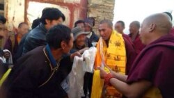 གློད་བཀྲོལ་བཏང་པའི་ཆབ་སྲིད་བཙོན་པར་ས་གནས་མི་མང་གིས་དགའ་བསུ་ཞུས་པ།