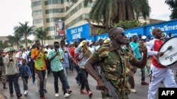 Des Burundais dans les rues pour célèbrer le retrait du Burundi de la CPI à Bujumbura, le 28 octobre 2017. 