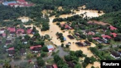 Foto Taman Nasional Kuala Tahan, Pahang, Malaysia yang terendam banjir, diambil dari udara (24/12). 