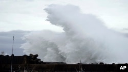 Topan Hagibis mendekati di sebuah pelabuhan di kota Kiho, Prefektur Mie, Jepang, 11 Oktober 2019. Topan yang kuat melaju ke arah daerah Tokyo. Hujan lebat diperkirakan terjadi akhir pekan ini. (Foto: AP/Toru Hanai)