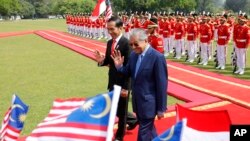 Perdana Menteri Malaysia Mahathir Mohamad bersama Presiden Joko Widodo di Istana Bogor, 29 Juni 2018. (Foto: AP)