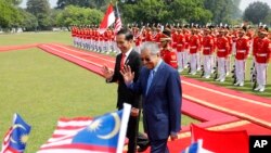 Perdana Menteri Malaysia Mahathir Mohamad bersama Presiden Joko Widodo di Istana Bogor, 29 Juni 2018. (Foto: AP)