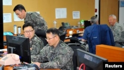 Esta foto de archivo muestra a soldados de EE.UU. y Corea del Sur trabajando en un puesto de comando para maniobras militares en un campamento estadounidense en Seúl. Marzo 15 de 2013.