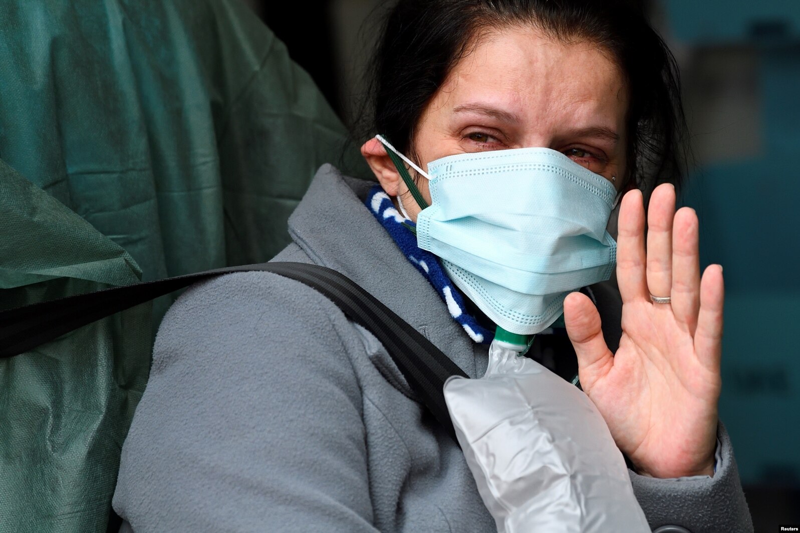 Kasalxonaga ketayotgan bemor yaqinlari bilan xayrlashmoqda. Italiya. 