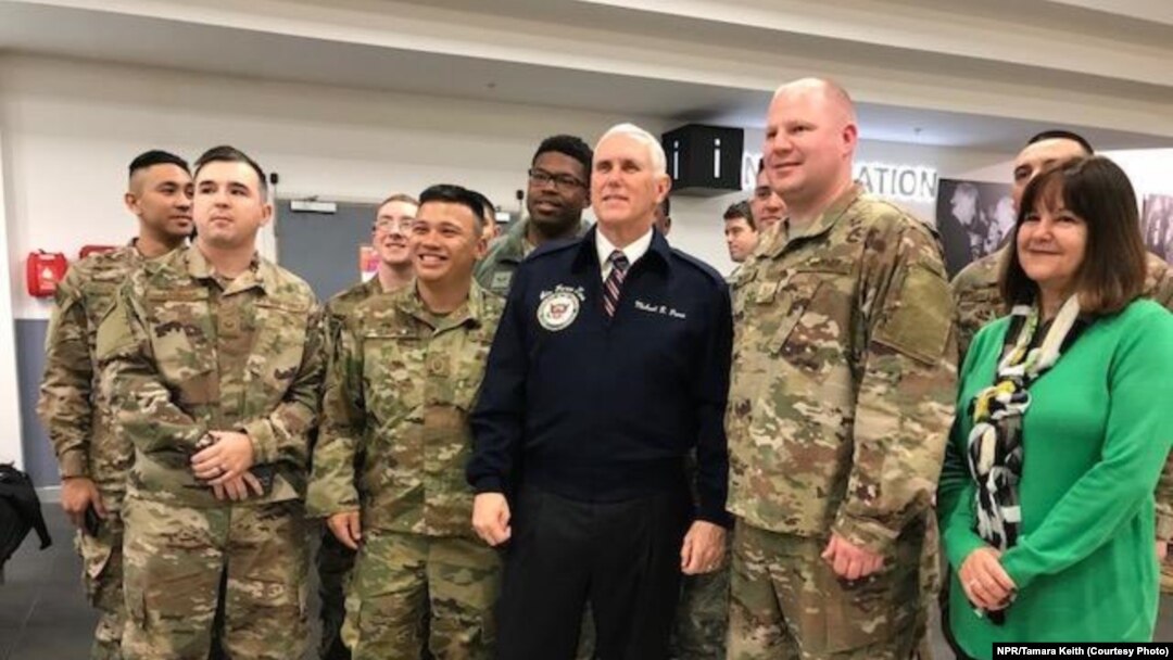 Wakil Presiden Amerika Serikat Mike Pence, didampingi istrinya, Karen, bertemu dengan tentara Amerika Serikat di bandara Shannon, Irlandia, Sabtu (20/1), saat mengisi bahan bakar untuk pesawat dinasnya, Air Force Two, dalam perjalanan lawatan empat harinya ke Timur Tengah.
